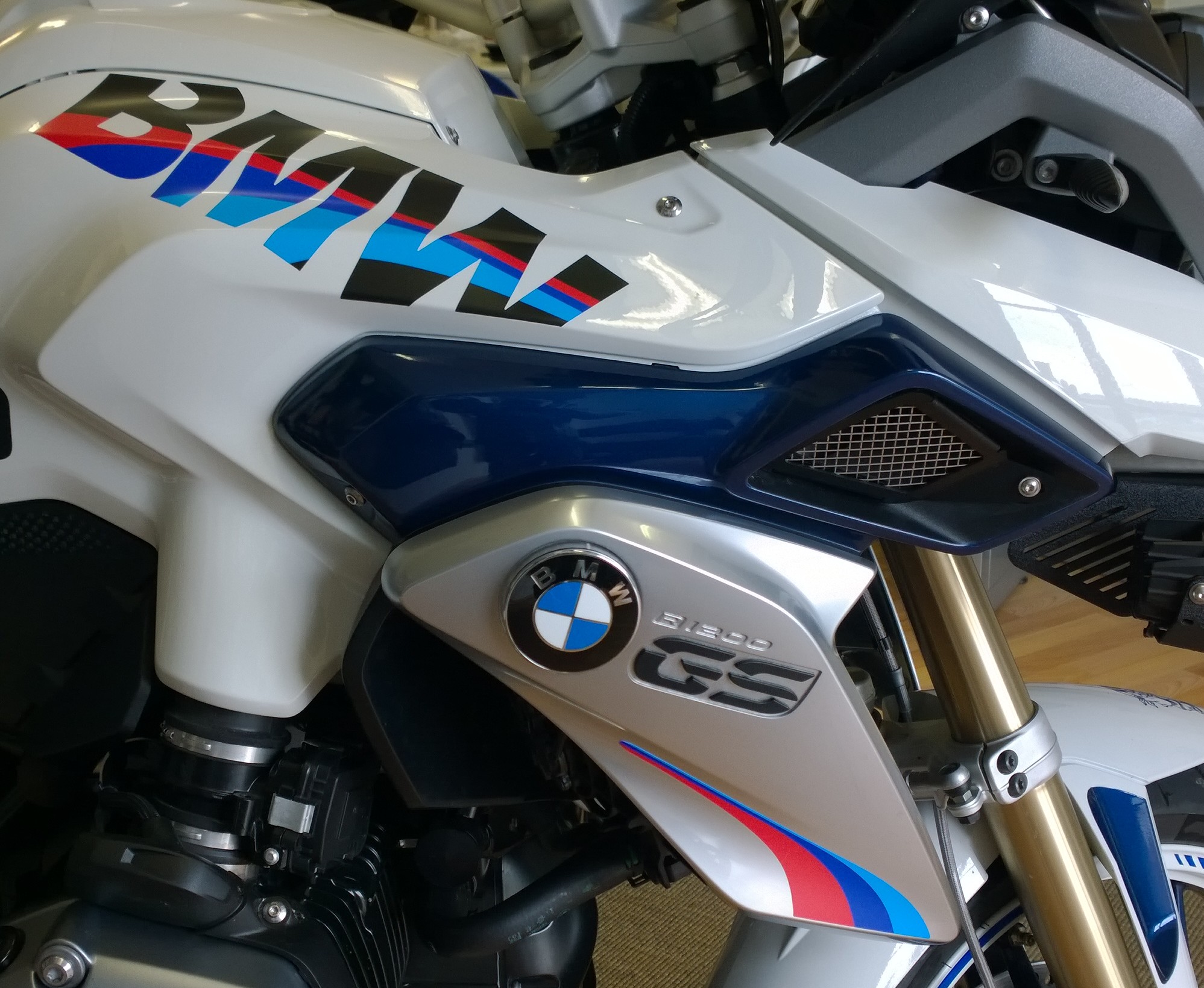 Preview: Tankdekor Schriftzug BMW R1200GS(LC) ab Bj. 13-18 in Motorsportfarben